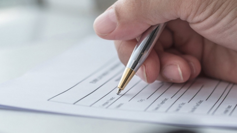 Une main et un stylo sur un formulaire